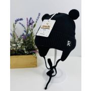 Шапочка с завязками и помпонами «R»